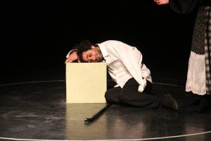 سری اول گزارش تصویری نمایش “زنی توی دایره” | سی و هفتمین جشنواره تئاتر استان هرمزگان 18