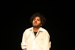 سری اول گزارش تصویری نمایش “زنی توی دایره” | سی و هفتمین جشنواره تئاتر استان هرمزگان 19